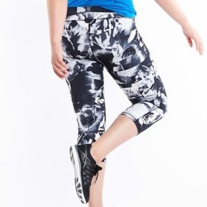 Lucky Black & White Abstract Studio Hatha Capri